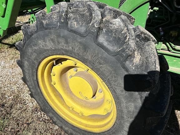 Image of John Deere 5100M equipment image 3