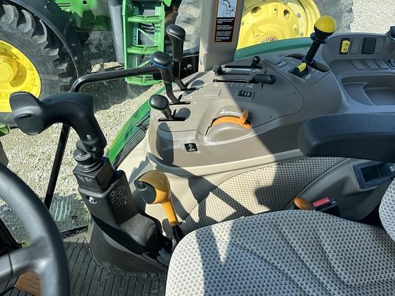 Image of John Deere 5100M equipment image 3