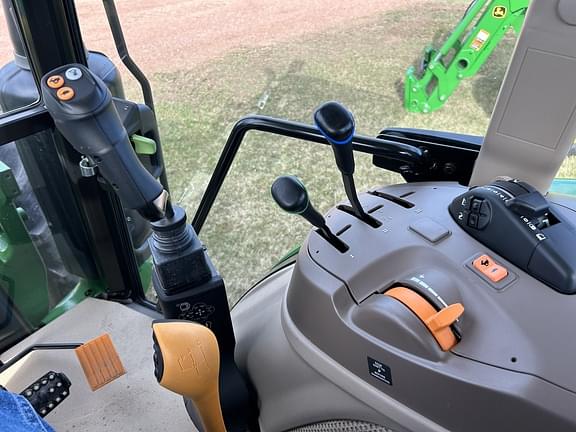 Image of John Deere 5115M equipment image 3