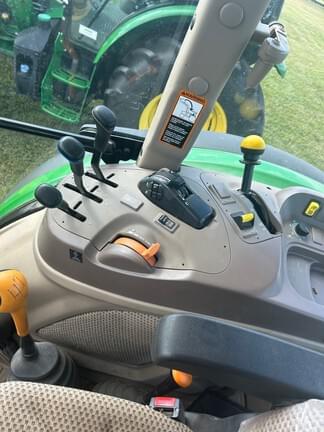 Image of John Deere 5115M equipment image 4