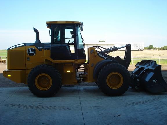 Image of John Deere 544P equipment image 3