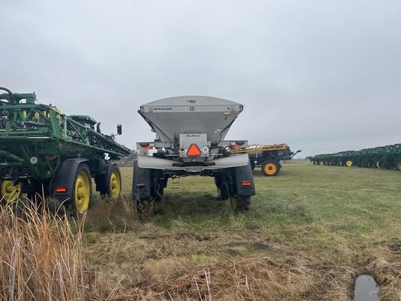 Image of John Deere 600R equipment image 4