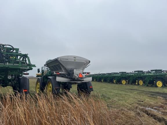 Image of John Deere 600R equipment image 3