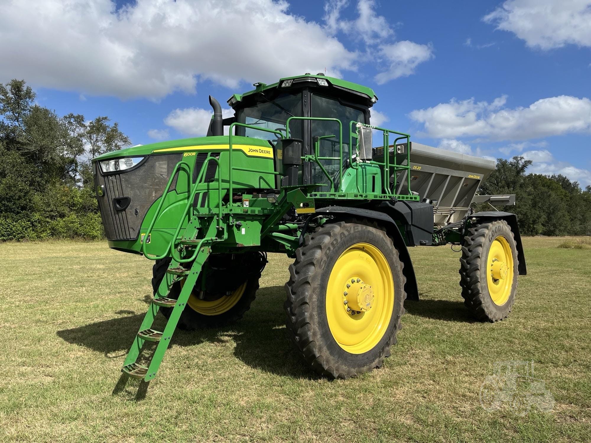 2022 John Deere 600R Equipment Image0