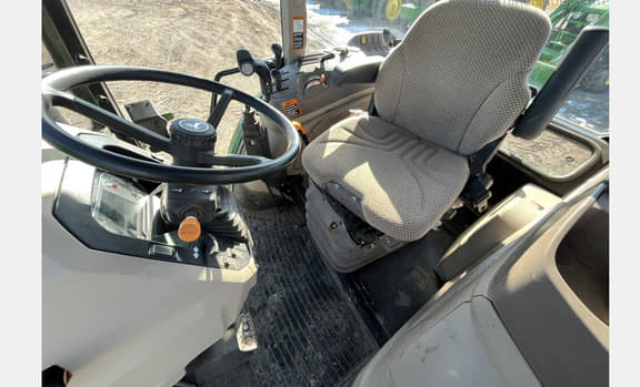 Image of John Deere 6105E equipment image 4