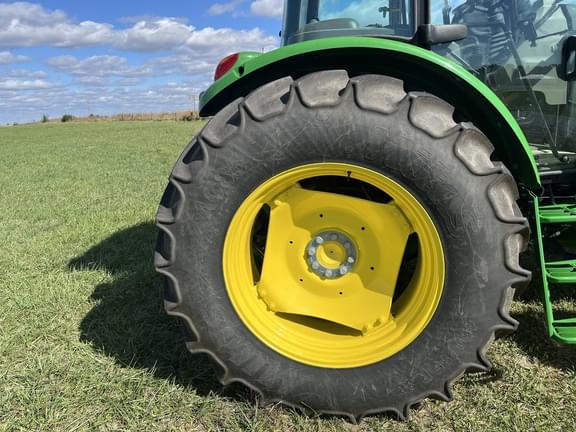 Image of John Deere 6105E equipment image 1