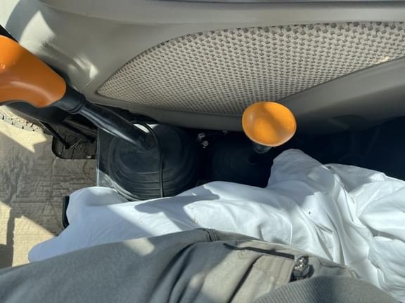 Image of John Deere 6105E equipment image 3