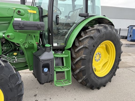 Image of John Deere 6120E equipment image 4