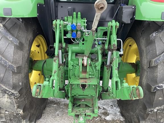 Image of John Deere 6120E equipment image 4