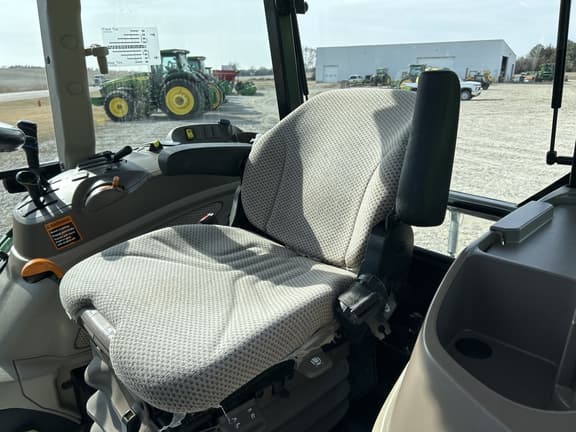 Image of John Deere 6120E equipment image 4