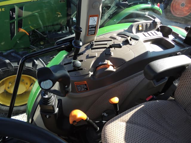 Image of John Deere 6120E equipment image 4