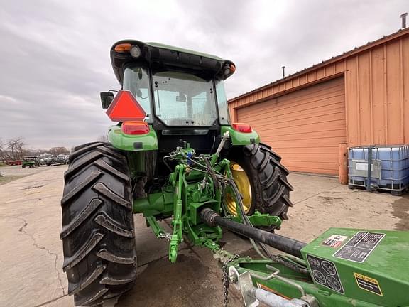 Image of John Deere 6120E equipment image 3