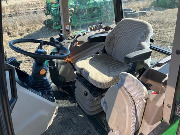 Image of John Deere 6120E equipment image 4