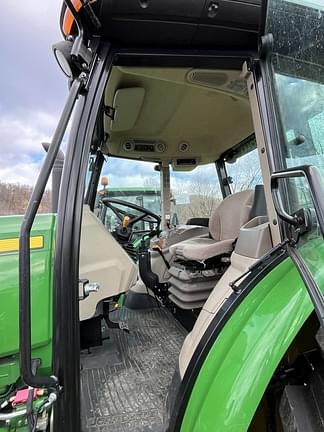 Image of John Deere 6120E equipment image 4