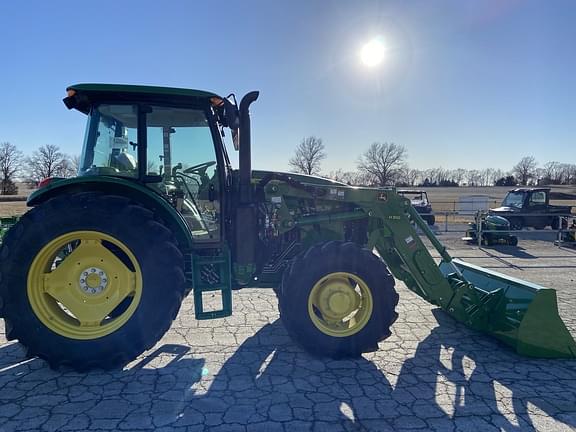 Image of John Deere 6120E equipment image 4