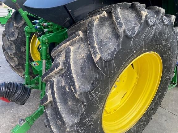 Image of John Deere 6120M equipment image 4