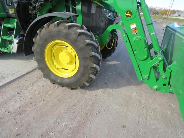 Image of John Deere 6120M equipment image 4