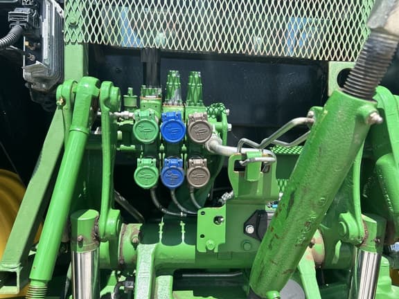 Image of John Deere 6135E equipment image 4