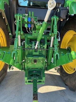 Image of John Deere 6135E equipment image 4