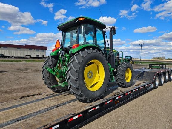 Image of John Deere 6135E equipment image 4