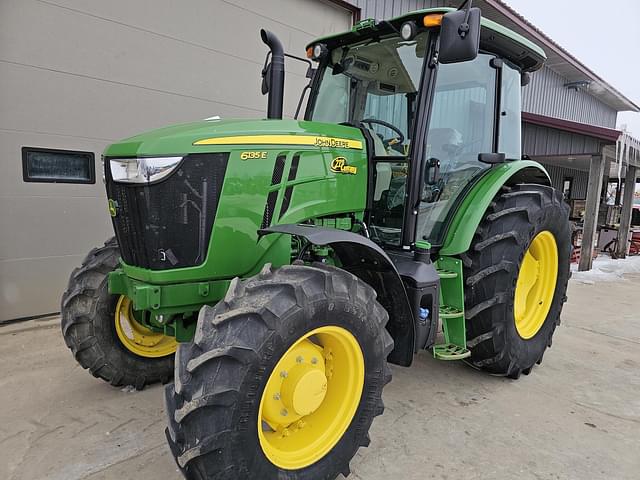 Image of John Deere 6135E equipment image 3