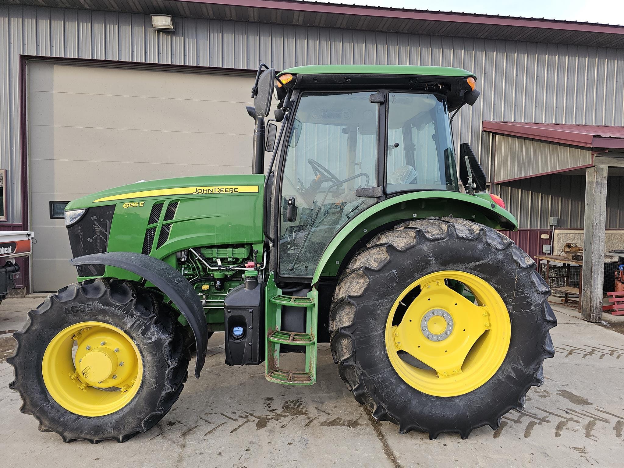 2022 John Deere 6135E Equipment Image0