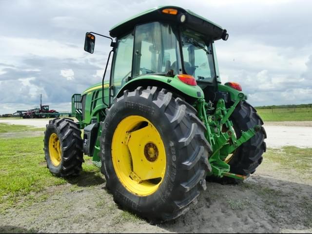 Image of John Deere 6135E equipment image 3