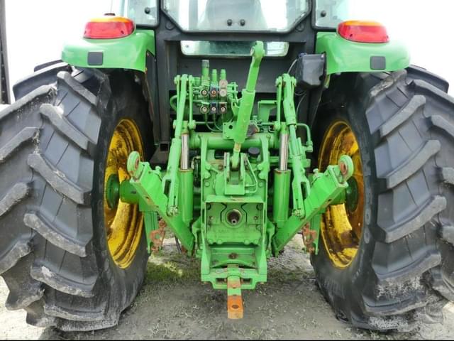Image of John Deere 6135E equipment image 4