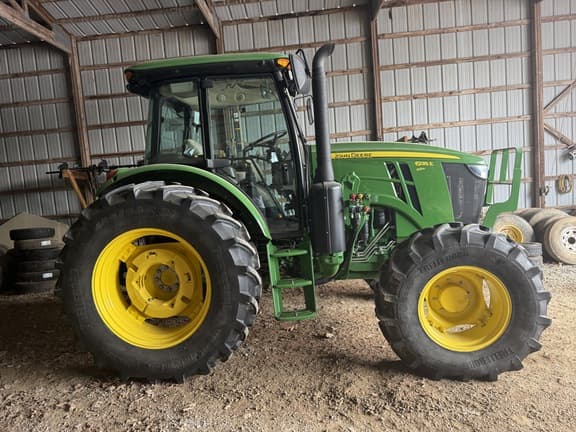 Image of John Deere 6135E equipment image 2