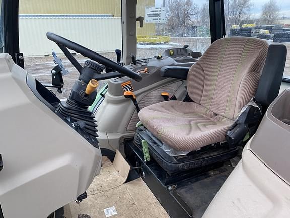 Image of John Deere 6135E equipment image 4