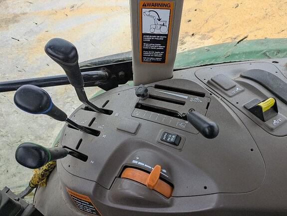 Image of John Deere 6135E equipment image 4