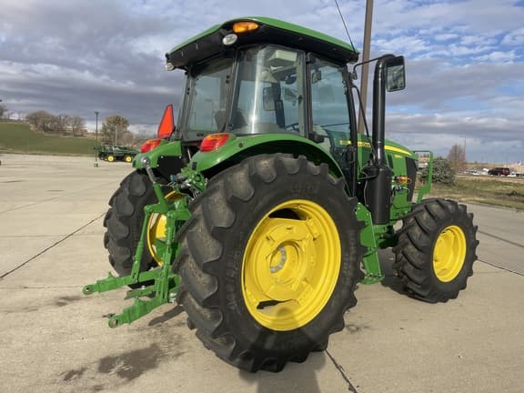 Image of John Deere 6135E equipment image 4