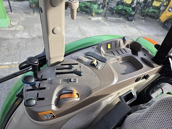 Image of John Deere 6135E equipment image 4