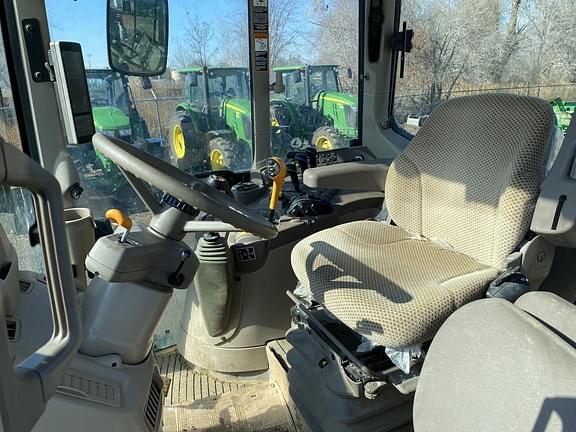 Image of John Deere 6155M equipment image 4