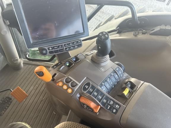 Image of John Deere 6215R equipment image 2