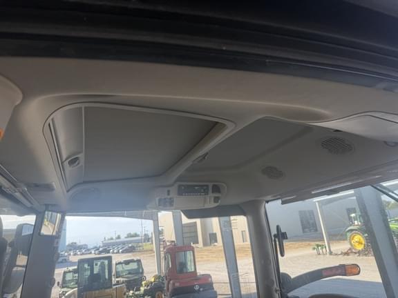 Image of John Deere 6215R equipment image 4