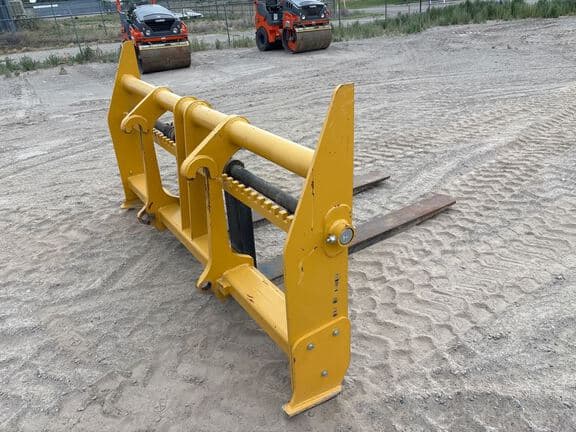 Image of John Deere Pallet Forks equipment image 4