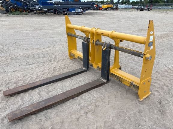 2022 John Deere Pallet Forks Equipment Image0