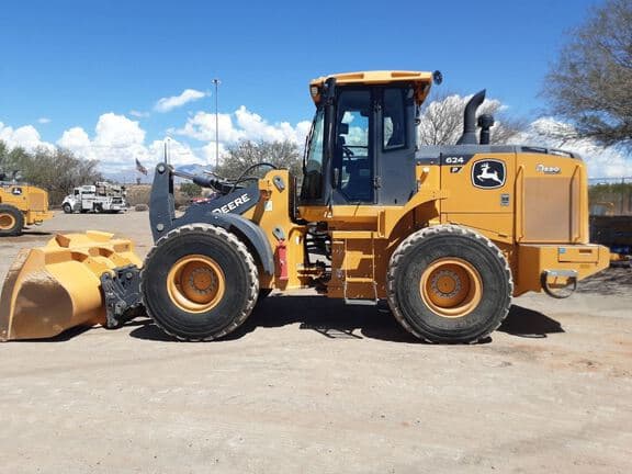 Image of John Deere 624P equipment image 1