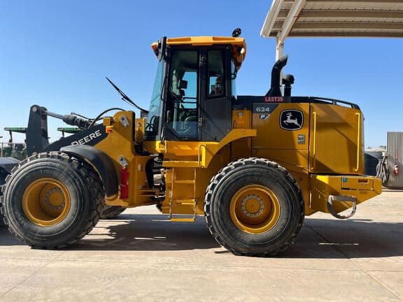 Image of John Deere 624P equipment image 2