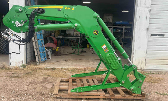 2022 John Deere 640R Equipment Image0
