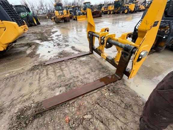 2022 John Deere Pallet Forks Equipment Image0