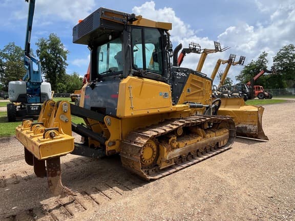 Image of John Deere 700L XLT equipment image 1