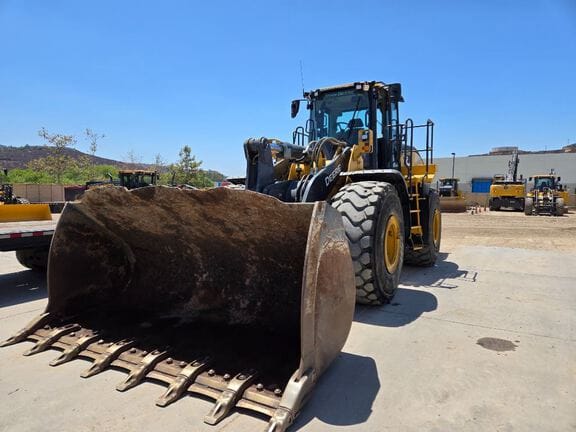 2022 John Deere 744L Equipment Image0