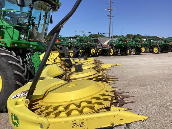 2022 John Deere 772 Equipment Image0