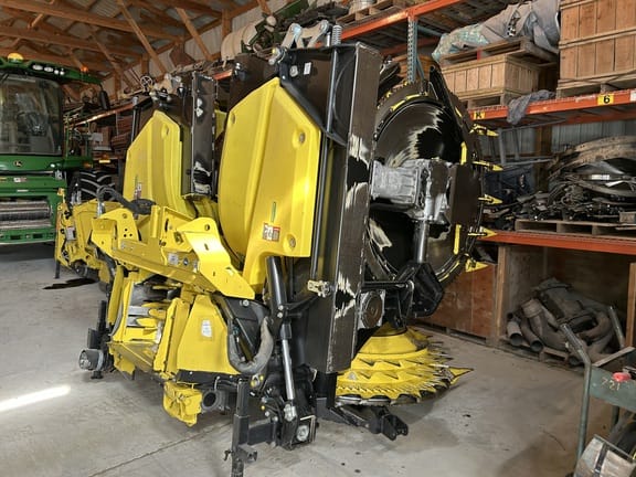 2022 John Deere 772 Equipment Image0