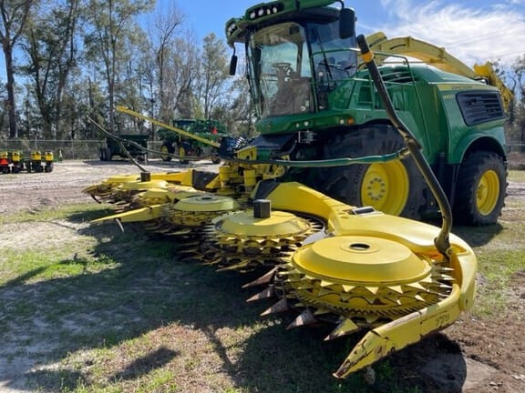 2022 John Deere 772 Equipment Image0
