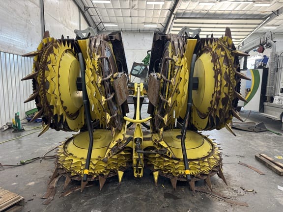 2022 John Deere 772 Equipment Image0