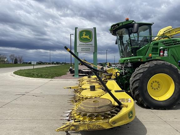 Image of John Deere 772 equipment image 1