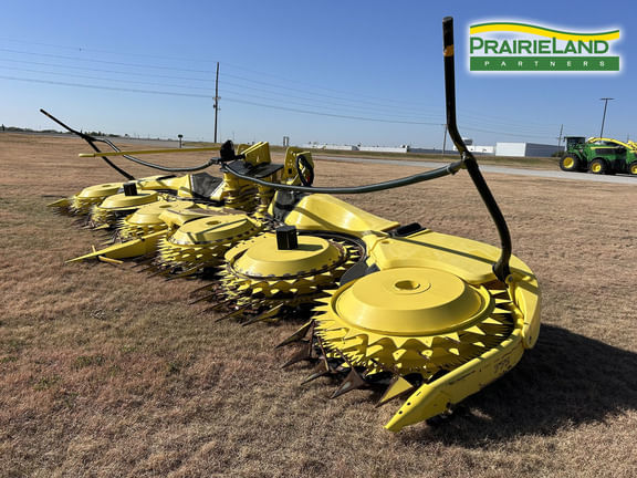 2022 John Deere 772 Equipment Image0